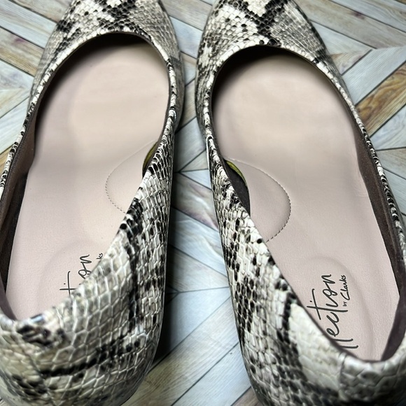 Clarks Ultimate Comfort Adriel Viola Faux Snakeskin Round Toe Pumps Mob Wife - Picture 8 of 8